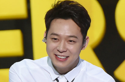 Dikelilingi Wartawan, Yoochun JYJ Keluar Kepolisian Dituntun Manajer
