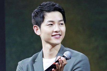 Bikin Iri, Song Joong Ki Beri Gelang Spesial untuk Fans Beruntung Ini