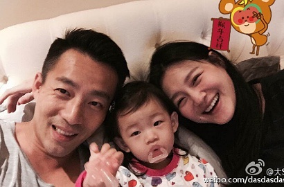 Rayakan Umur 1 Bulan, Barbie Hsu Pamer Foto Genggam Tangan Puteranya