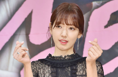 Pakai Gaun Transparan, Park Shin Hye Mempesona di Jumpa Pers 'Doctors'