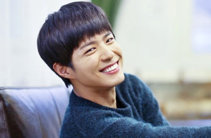 Intip Park Bo Gum Syuting 'Moonlight Drawn by Clouds' Pakai Hanbok