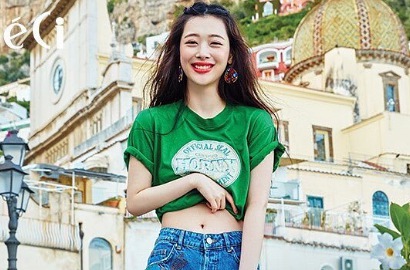 Pose Menggoda, Sulli Pakai Tank Top Pamerkan Belahan Dada Seksi