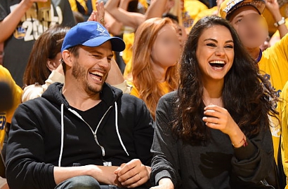 Hamil Muda, Mila Kunis Malah Asyik Nikmati Es Krim di Jalan Bareng Suami