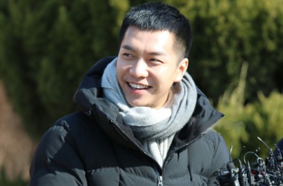 Jadi Model Promosi, Lee Seung Gi Senyum Ceria Buat '2016 Army Festival'