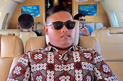 Pamer Kemewahan dan Selfie Bareng Pejabat, Pemilik Akun Ini Hebohkan Netter
