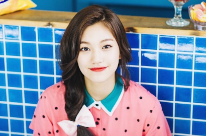 Doyeon IOI Makan Banyak Permen di MV San E dan Raina 'Sugar and Me'
