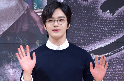 Ganteng Pakai Hanbok, Yeo Jin Goo Lelang Gitar Kesayangan di Acara Amal