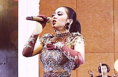 Penampilan Syahrini Nyanyi 'I Love You Allah' Ini Disebut Mirip SNSD, Kok Bisa?