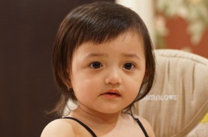 Imut Banget, Gaya Arsy Pakai Mukena Bikin Gemas Netter