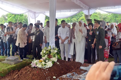 Pemakaman Ayah Marini Zumarnis Dilakukan Secara Militer