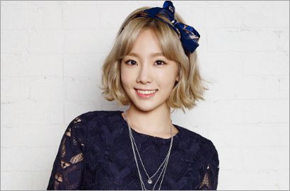 Tae Yeon Imut Berkacamata di Teaser Foto 'Why', Netter: Dia Menyinari Dunia