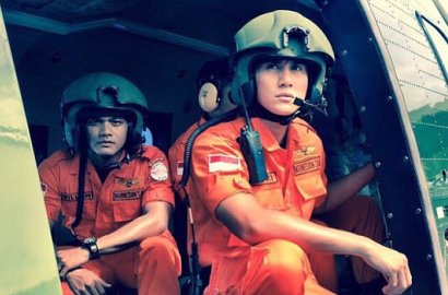 Dilatih Paskhas, Kerennya Vino Bastian Jadi Tim SAR di Poster Film 'Bangkit!'