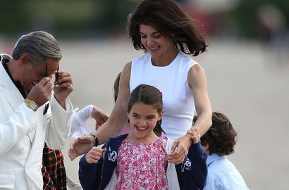 Syuting 'The Kennedys: After Camelot', Katie Holmes Ditemani Suri