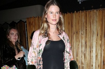 Perut Makin Buncit, Behati Prinsloo Mulai Pede Tampil di Publik