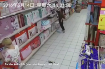 Seram, Wanita Ini Mendadak Kesurupan Saat Mengambil Barang Jatuh