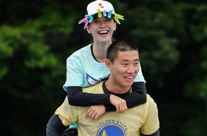 Digendong, Song Ji Hyo Malah Siksa Gary Saat Jalani Misi di 'Running Man'