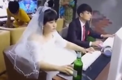 Bukan Kamar, Pasangan Pengantin Ini Habiskan 'Malam Pertama' di Warnet