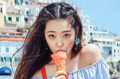 Seksi Berbikini, Sulli Juga Umbar Bokong Mulus di Pemotretan Italia
