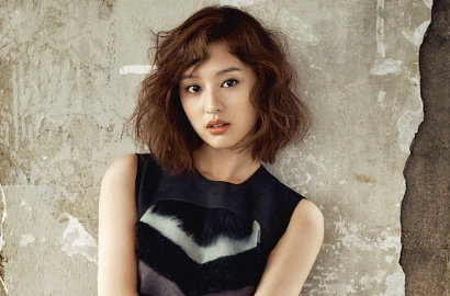 Tampil Ala Bohemian, Kecantikan Kim Ji Won Bikin Pangling di Majalah Sure