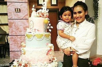 Dapat Kejutan Kue Ultah Super di 'Pesbukers', Ayu Ting Ting: Saya Bahagia