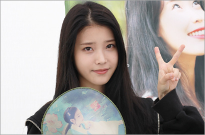 Fans Traktir Kru 'Scarlet Heart Ryeo', IU Ucapkan Terima Kasih Lewat Selfie Cantik