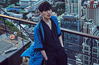 Berkumis Tipis, Lee Dong Wook Tampil Beda Lewat Pemotretan di Bangkok