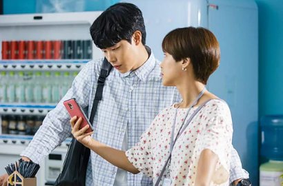 Makin Dekat, Mesranya Hwang Jung Eum Bonceng Ryu Jun Yeol di 'Lucky Romance'