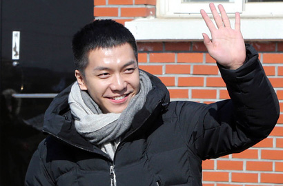 Bantah Tegas, Agensi Ambil Jalur Hukum Penyebar Isu Lee Seung Gi Punya Istri