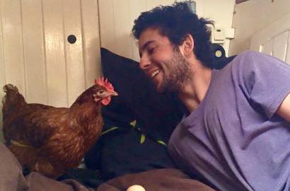 Bukan Keluarga Atau Pacar, Pria Ini Keliling Dunia Ditemani Seekor Ayam