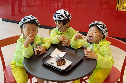 Makan Es Krim Hingga Main di Taman, Intip Cerianya Triplet Nikmati Musim Panas