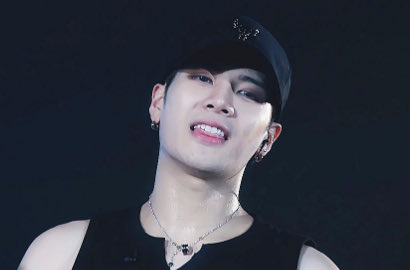 Foto Bareng Tukang Tato Cantik, Kumis Tipis Jackson GOT7 Bikin Gagal Fokus