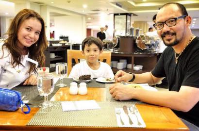 Bahagianya Rossa Dinner Bareng Anak dan Eks Suami Yoyo Padi