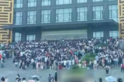 Kepanasan, Mahasiswa Sekampus Serbu Perpustakaan di Tiongkok