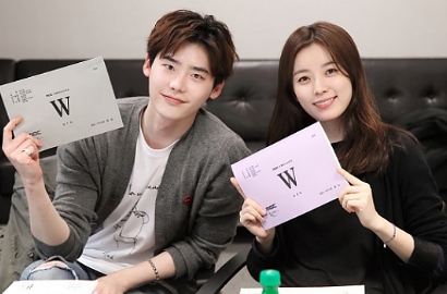 Beda Dimensi, Lee Jong Suk Akhirnya Ketemu Han Hyo Joo di Foto Adegan 'W'