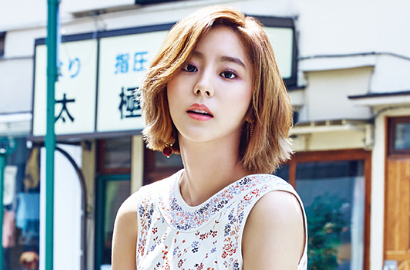 Seksinya Uee Pamer Rambut Pendek dan Pundak Mulus di Majalah Singles