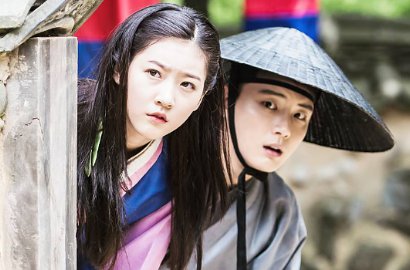 Break Syuting, Shi Yoon-Sae Ron Saling Pandang di Foto BTS 'Witch Exemplar'