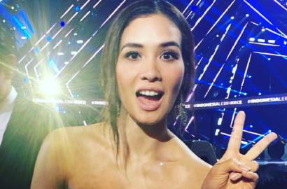 Pakai Mukena, Wajah Marsha Timothy Cantik Bersinar