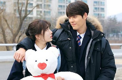 Tatapan Mesra, Suzy Dipangku Kim Woo Bin di 'Uncontrollably Fond'