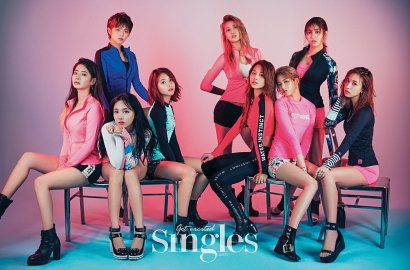 Twice Pamer Bodi Seksi Kenakan Swimsuit di Majalah Singles