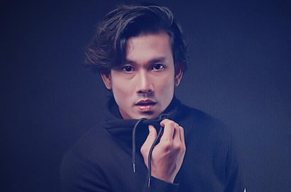 Ikut Film 'Kartini', Kerennya Denny Sumargo 'Nyembah' Pakai Blangkon
