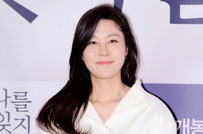 Kim Ha Neul Buktikan Tetap Cantik Usai Menikah di Pemotretan Ini