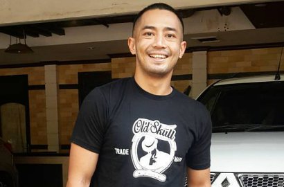 Yama Carlos Mulai PDKT ke Pramugari Cantik Ini?