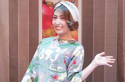 Sudah Jadi Ibu, Ayu Dewi Tetap Pasang Gaya Centil Saat Dipotret