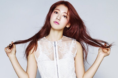Jadi Rapunzel, Park Shin Hye Seksi Pamer Pundak di Majalah Elle