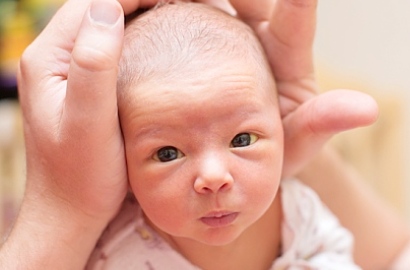 Seolah Berdoa, Bayi Baru Lahir Ini Terlihat Mengangkat Kedua Tangannya