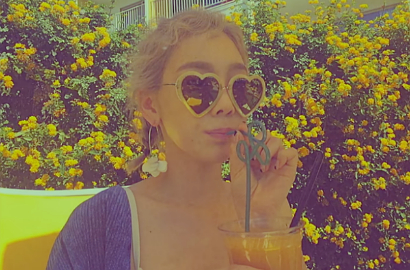 Tae Yeon Main Skateboard dan Nyebur ke Kolam di Teaser MV 'Why'