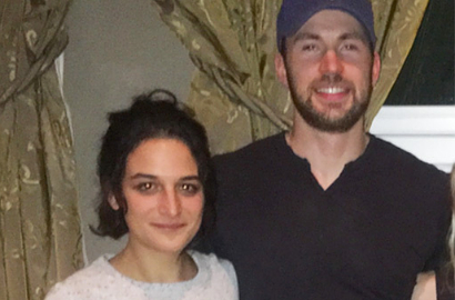 Bikin Baper, Chris Evans Rangkul Mesra Pacar Baru di Depan Publik