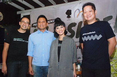 Bantu Penderita Kanker, Andien Lelang Sepatu Bekas untuk Galang Dana