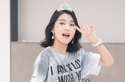 Keren, Ini yang Dilakukan Bora Sistar Saat Antingnya Jatuh di Atas Panggung