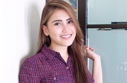 Foto Bareng Sahabat, Kaki Ayu Ting Ting Bikin Netter Salah Fokus